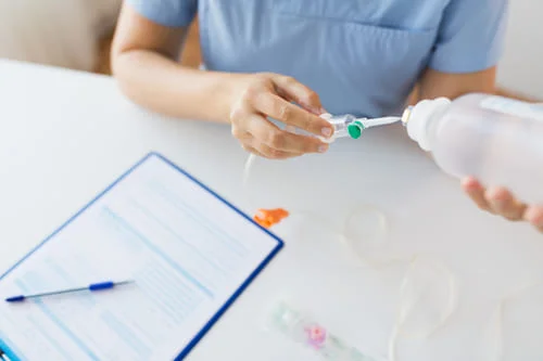 Врач с капельницей
